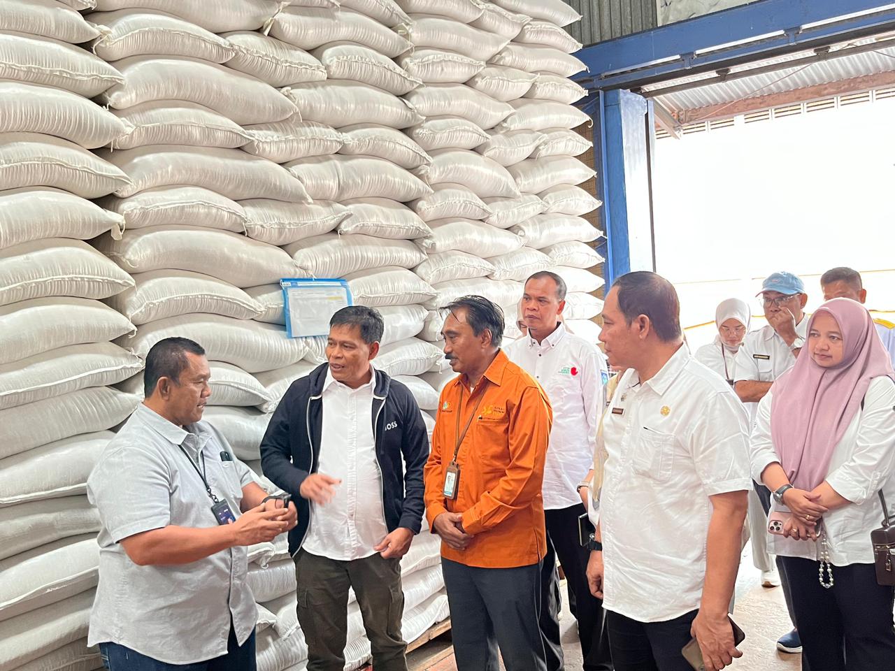 Stok Beras NTB Melimpah, Bulog Kirim 6.073 Ton ke Bali dan NTT