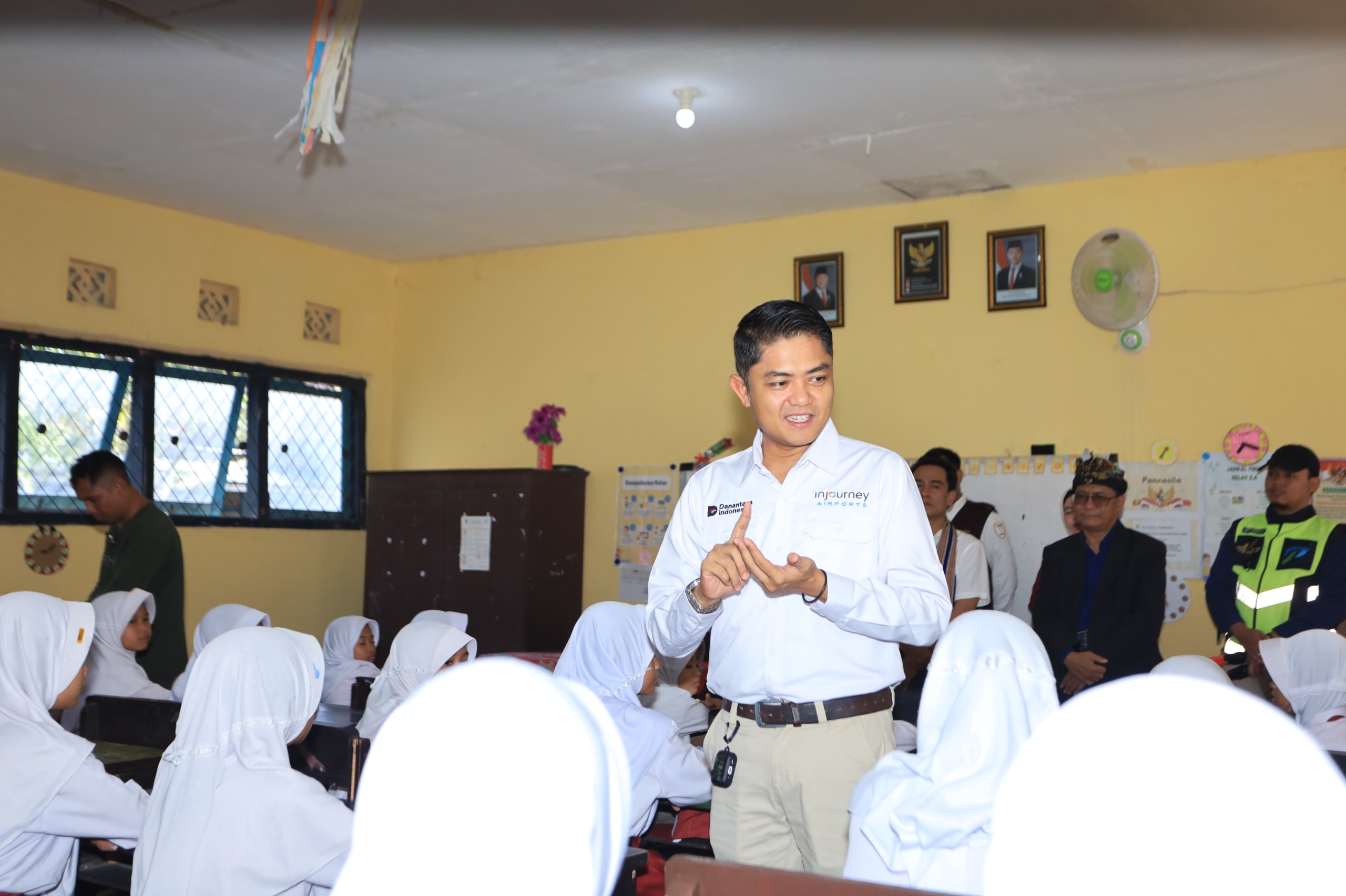 Bandara BIZAM Bagikan 2.000 Paket Sekolah untuk Siswa di Lombok Tengah