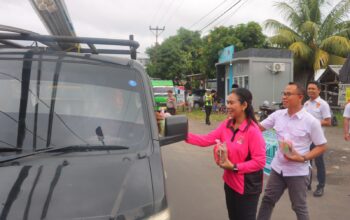 Polres Lombok Utara Bagi 200 Takjil di Simpang Lendang Bagian, Warga Sambut Antusias