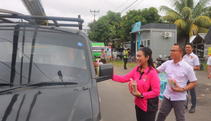 Polres Lombok Utara Bagi 200 Takjil di Simpang Lendang Bagian, Warga Sambut Antusias
