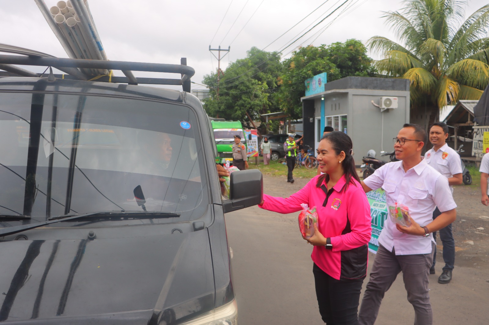 Polres Lombok Utara Bagi 200 Takjil di Simpang Lendang Bagian, Warga Sambut Antusias