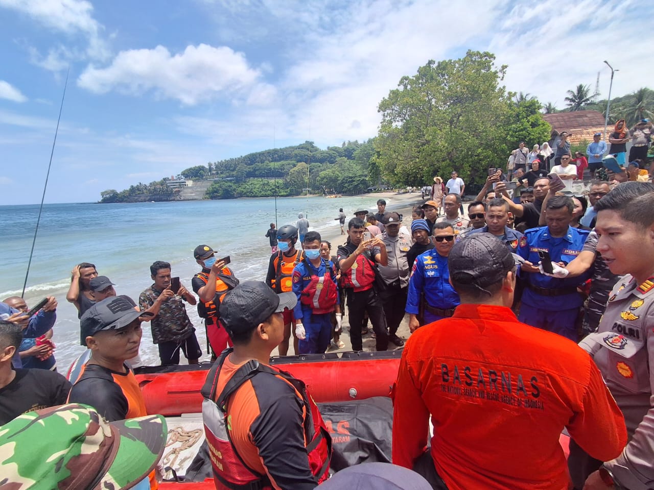 Mayat Pria Tanpa Identitas Mengapung di Laut Senggigi, Dievakuasi Polisi dan SAR
