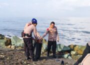 Tetap Puasa, Ditpolairud Polda NTB Turun Bersihkan Pantai Loang Baloq
