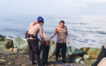 Tetap Puasa, Ditpolairud Polda NTB Turun Bersihkan Pantai Loang Baloq