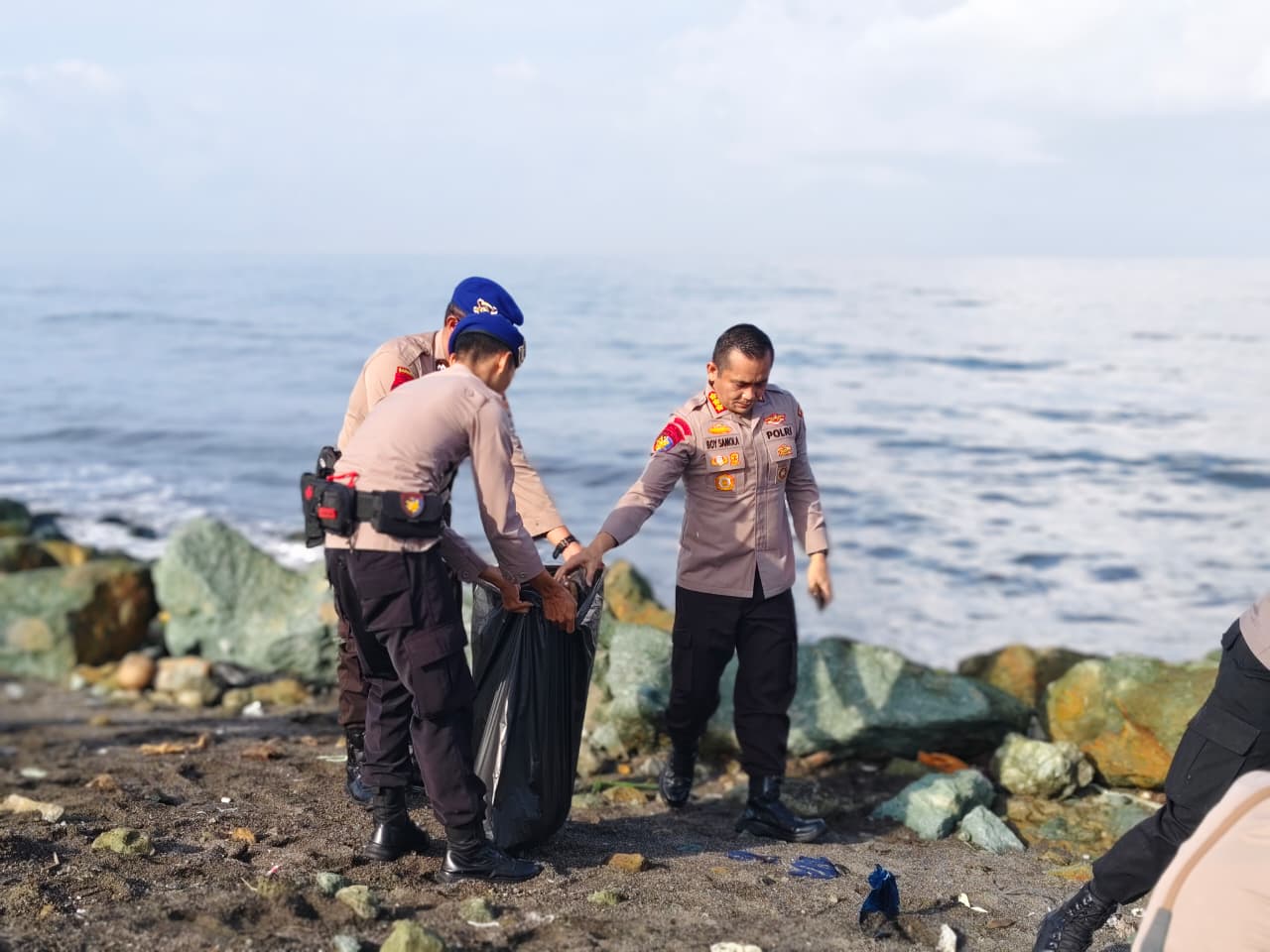Tetap Puasa, Ditpolairud Polda NTB Turun Bersihkan Pantai Loang Baloq