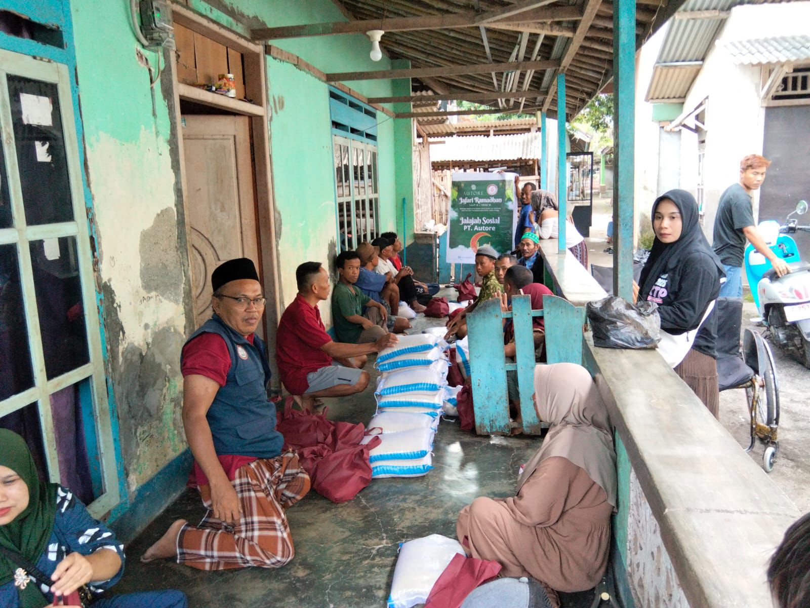 180 Penyandang Disabilitas di Lombok Timur Terima Bingkisan Lebaran dari LIDI Foundation