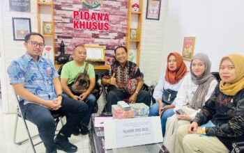 Anggota DPRD Lobar Kembalikan Rp608 Juta ke Kejari Mataram dalam Kasus Korupsi Bansos