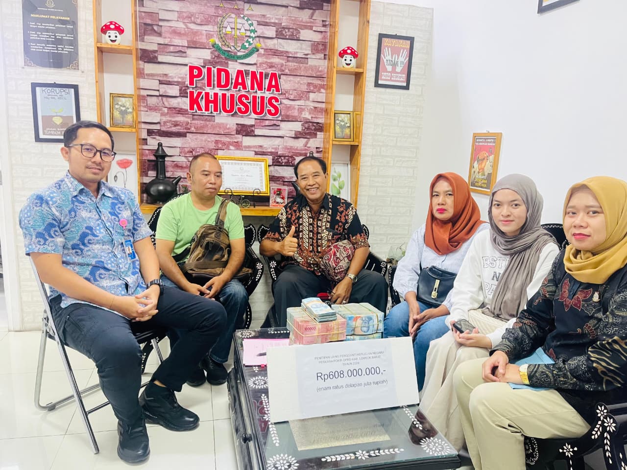 Anggota DPRD Lobar Kembalikan Rp608 Juta ke Kejari Mataram dalam Kasus Korupsi Bansos