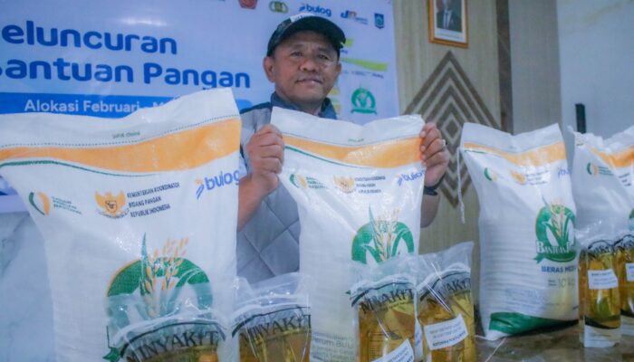 BULOG NTB Genjot Bantuan Pangan Pasca Lebaran, 306 Warga Mataram Terima Beras dan Minyak