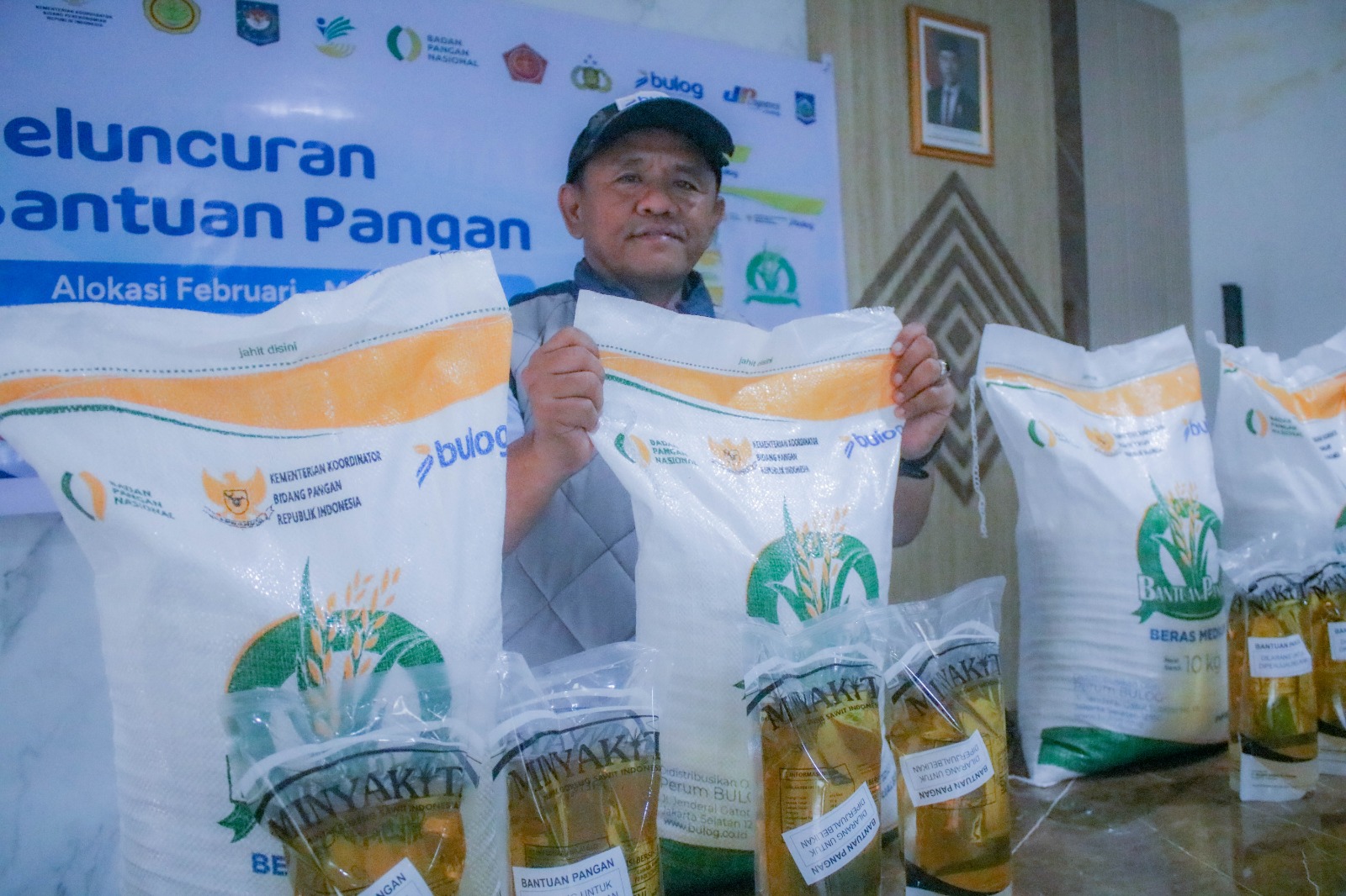 BULOG NTB Genjot Bantuan Pangan Pasca Lebaran, 306 Warga Mataram Terima Beras dan Minyak