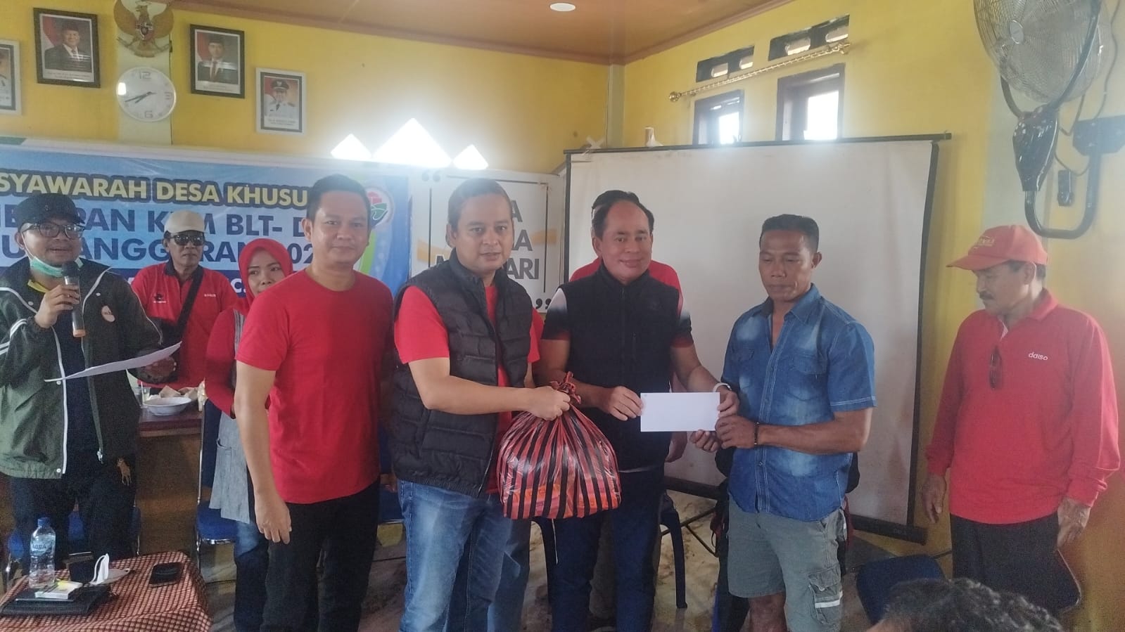 Bantuan Rp25 Juta Disalurkan, PDIP Bantu Korban Kebakaran 30 Rumah di Sumbawa