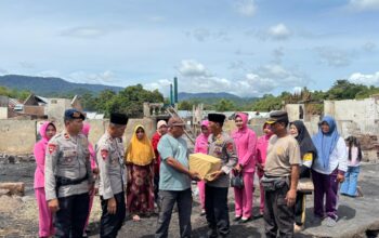 Brimob NTB Salurkan Bantuan untuk Korban Kebakaran 31 Rumah di Sumbawa