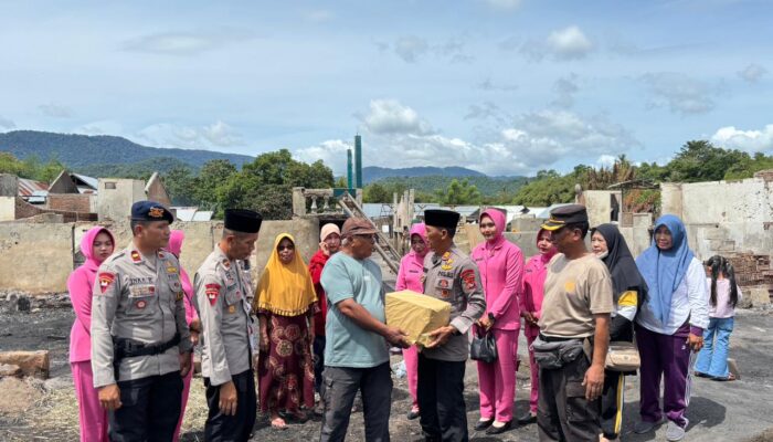 Brimob NTB Salurkan Bantuan untuk Korban Kebakaran 31 Rumah di Sumbawa