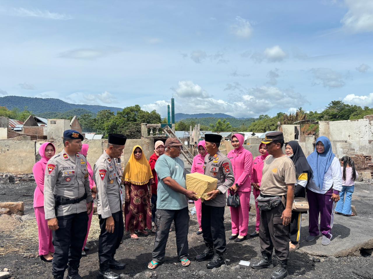 Brimob NTB Salurkan Bantuan untuk Korban Kebakaran 31 Rumah di Sumbawa