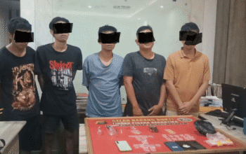 Gerebek Rumah di Monjok, Polisi Amankan 5 Pria dan Sabu 7,75 Gram