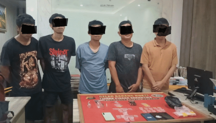 Gerebek Rumah di Monjok, Polisi Amankan 5 Pria dan Sabu 7,75 Gram