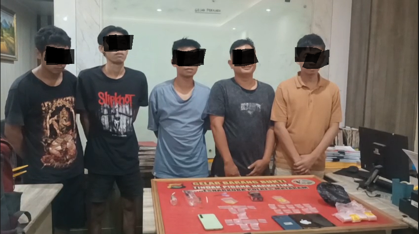 Gerebek Rumah di Monjok, Polisi Amankan 5 Pria dan Sabu 7,75 Gram