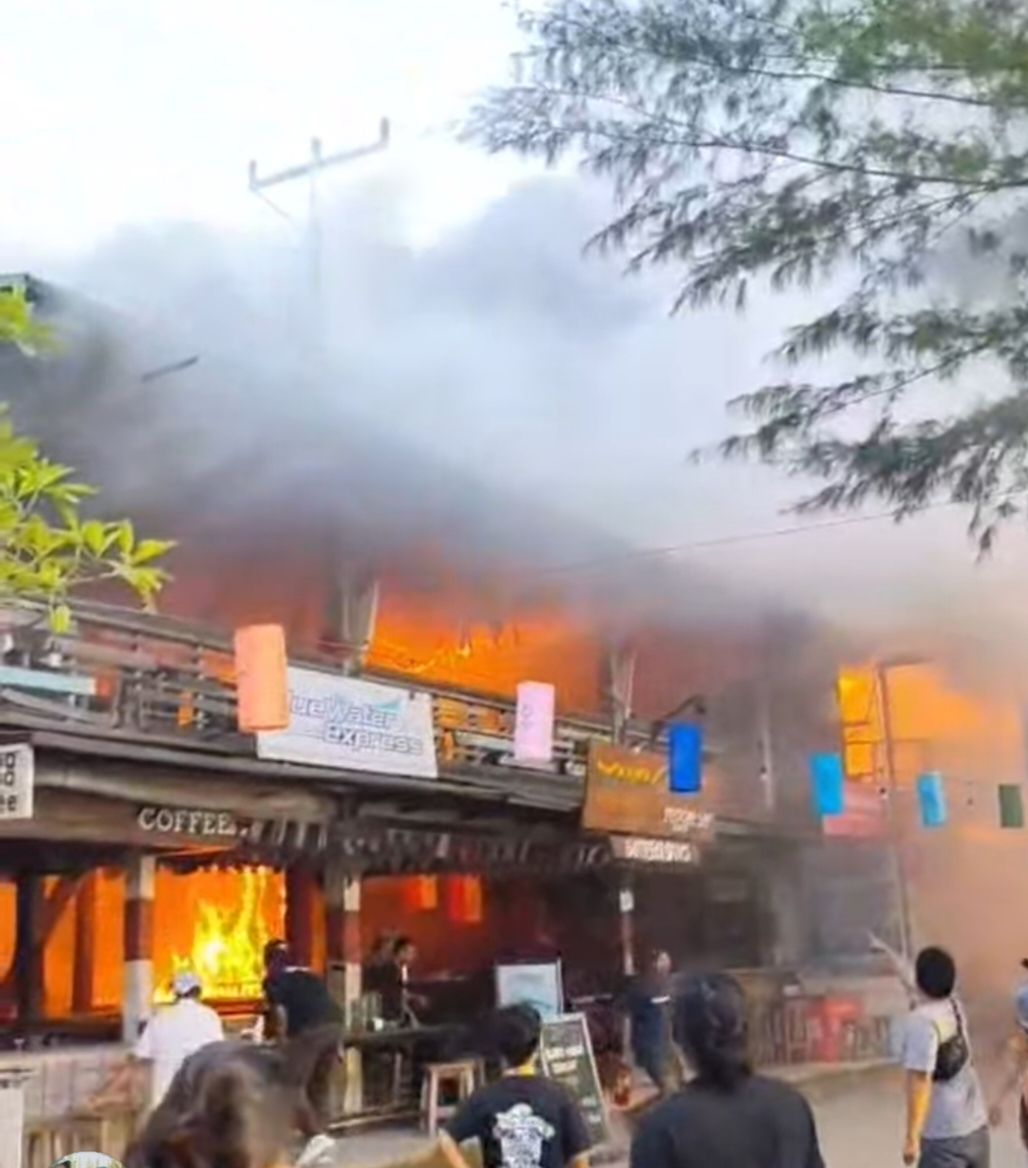 Kebakaran Besar Gili Trawangan Pagi Ini, Sama Sama Bar dan Ocean Bar Hangus