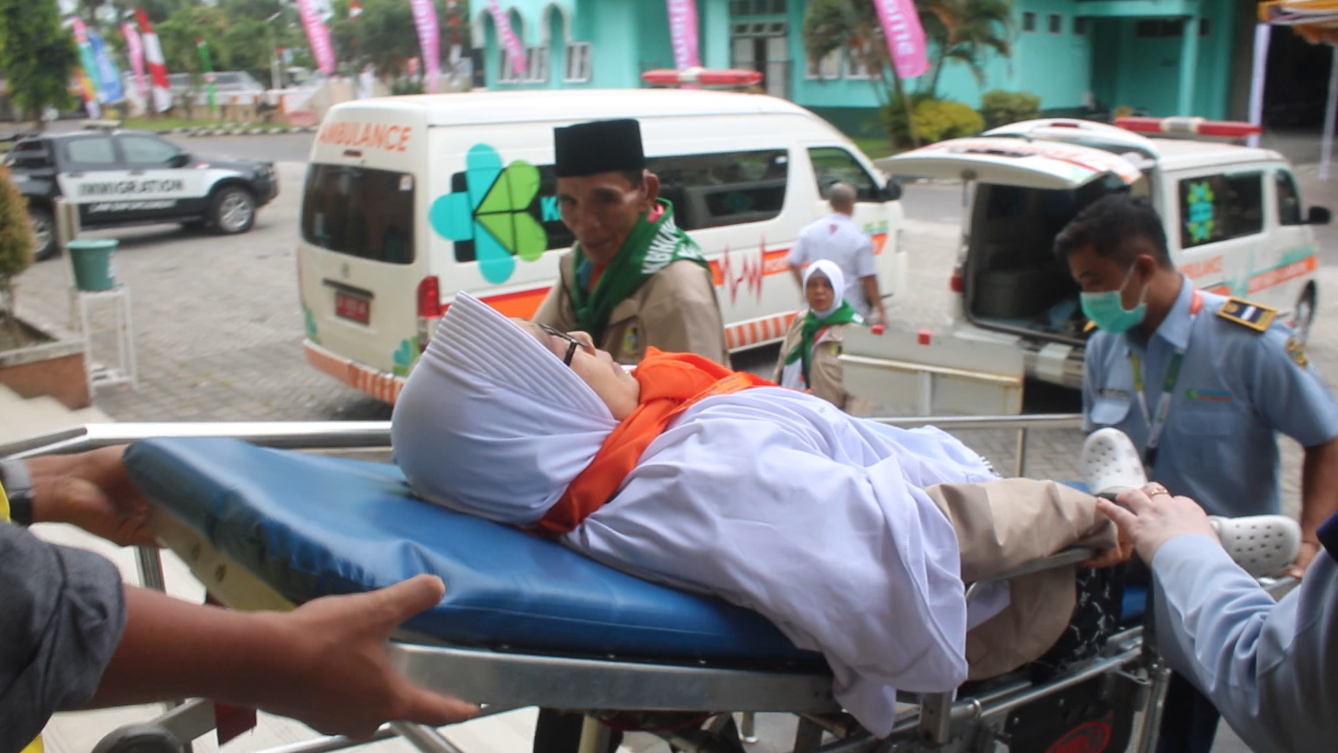 Jemaah Haji NTB Patah Tulang, Dilarikan ke RS Saat Tiba di Asrama Haji