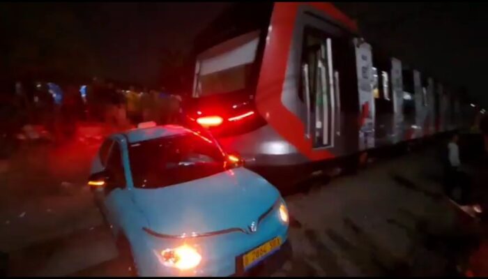 BREAKING NEWS: Tabrakan Beruntun KRL di Bekasi Timur, Diduga Berawal dari Taksi Terobos Perlintasan
