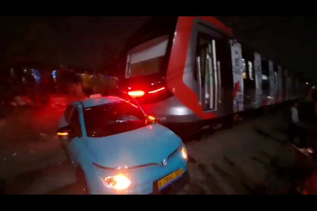 BREAKING NEWS: Tabrakan Beruntun KRL di Bekasi Timur, Diduga Berawal dari Taksi Terobos Perlintasan