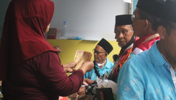 Jelang Berangkat Haji, CJH Lombok Serbu Penukaran Riyal di Asrama Haji