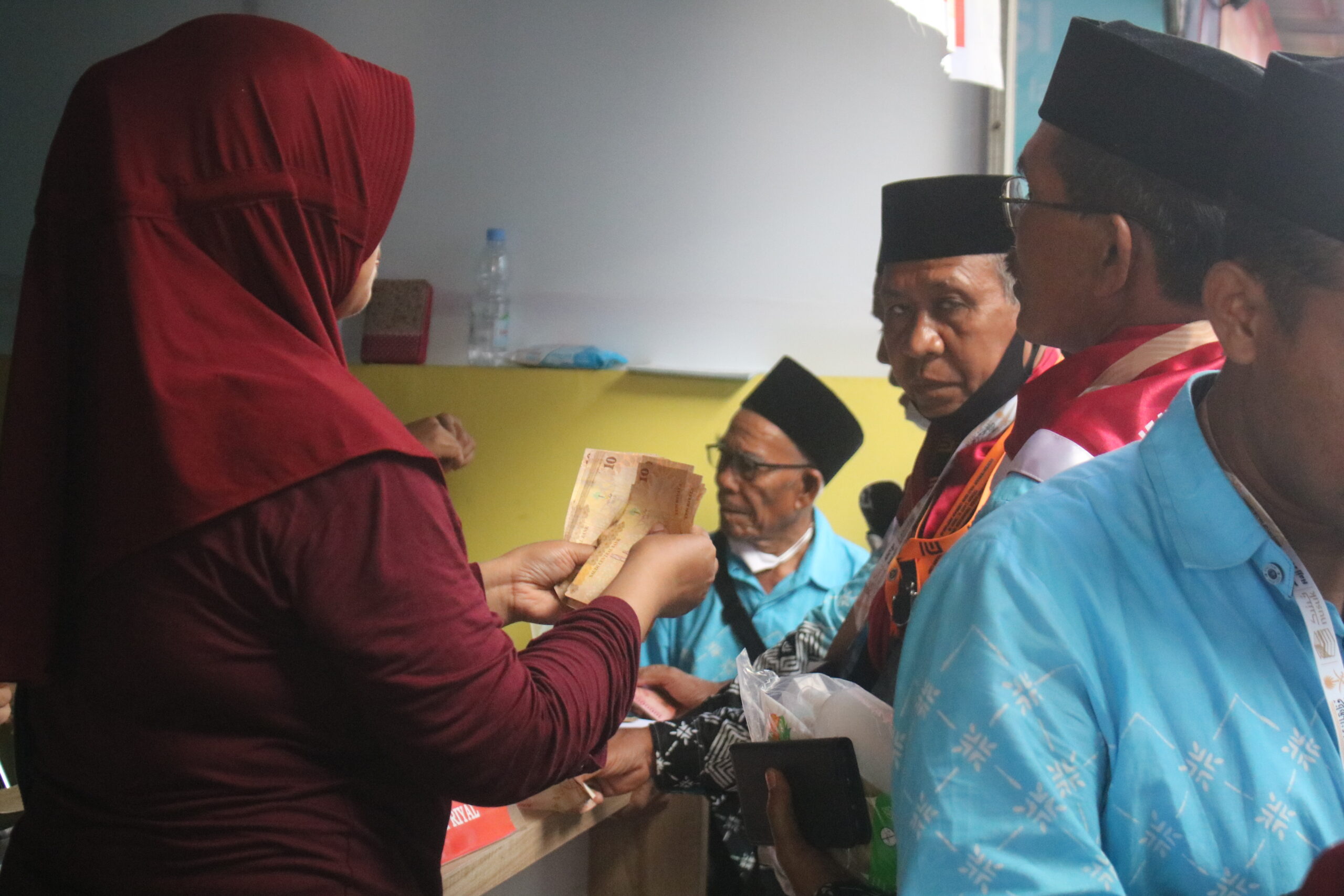 Jelang Berangkat Haji, CJH Lombok Serbu Penukaran Riyal di Asrama Haji