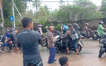 Hujan Deras Terjang Batulayar, Senggigi Banjir dan Macet Total