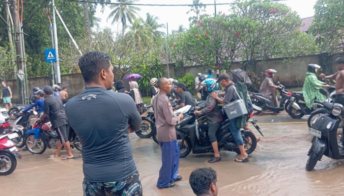 Hujan Deras Terjang Batulayar, Senggigi Banjir dan Macet Total