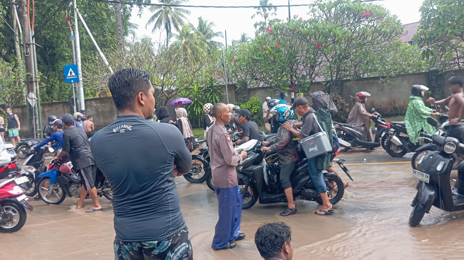 Hujan Deras Terjang Batulayar, Senggigi Banjir dan Macet Total