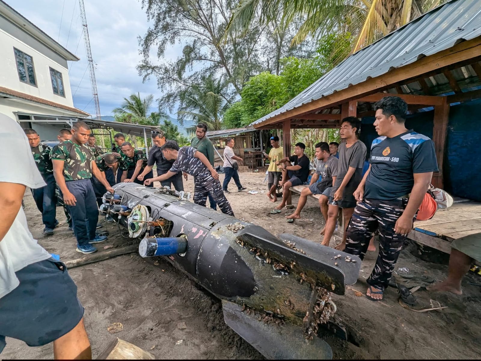 Nelayan Temukan Benda Misterius Mirip Torpedo di Gili Trawangan