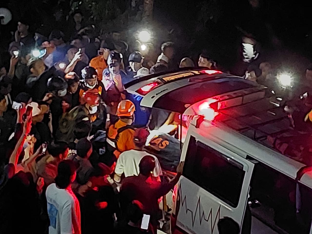 Lisa Pratiwi Dievakuasi Tengah Malam, Jasad Terjepit Batu