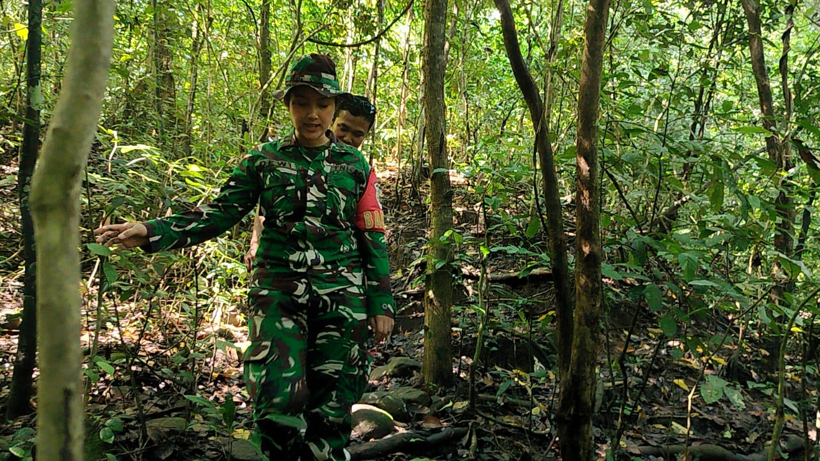 Babinsa Susuri Hutan, Buka Akses Wisata Tersembunyi Ampan Tepong di Lombok Barat