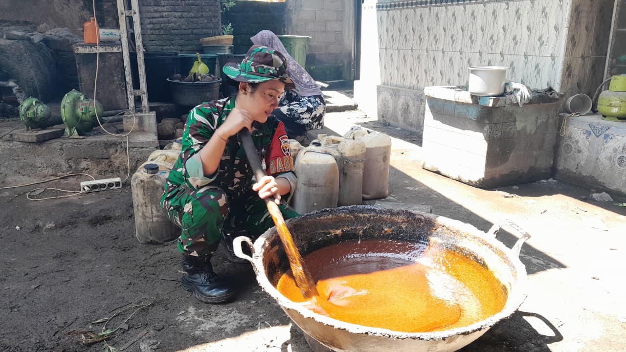 Babinsa Turun Tangan, Gula Aren Karang Bayan Naik Daun di Tengah Tren Kopi Kekinian