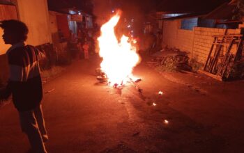 Ricuh di Lombok Timur! Terduga Pencuri Motor Diamuk Massa, Dua Polisi Terluka