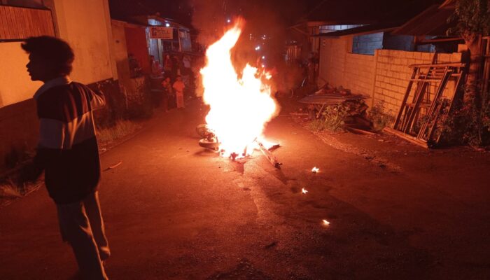 Ricuh di Lombok Timur! Terduga Pencuri Motor Diamuk Massa, Dua Polisi Terluka