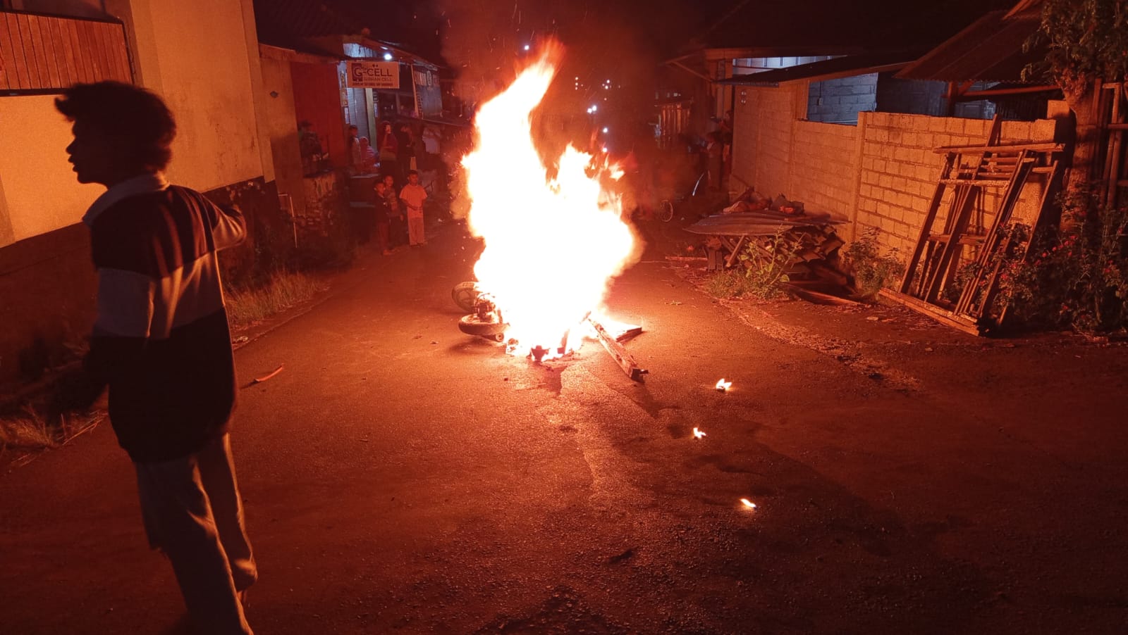 Ricuh di Lombok Timur! Terduga Pencuri Motor Diamuk Massa, Dua Polisi Terluka