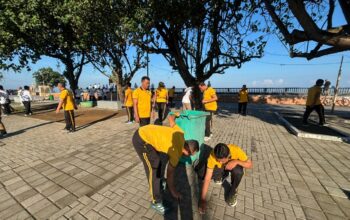 Aksi Bersih Pantai Ampenan Rutin Digelar, Polisi Ajak Warga Jaga Pesisir