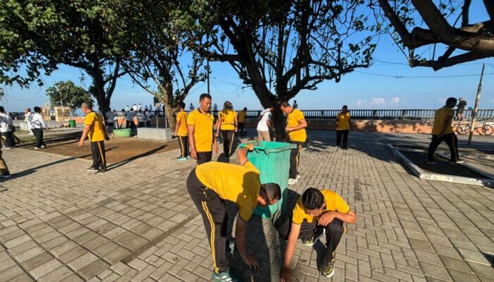 Aksi Bersih Pantai Ampenan Rutin Digelar, Polisi Ajak Warga Jaga Pesisir