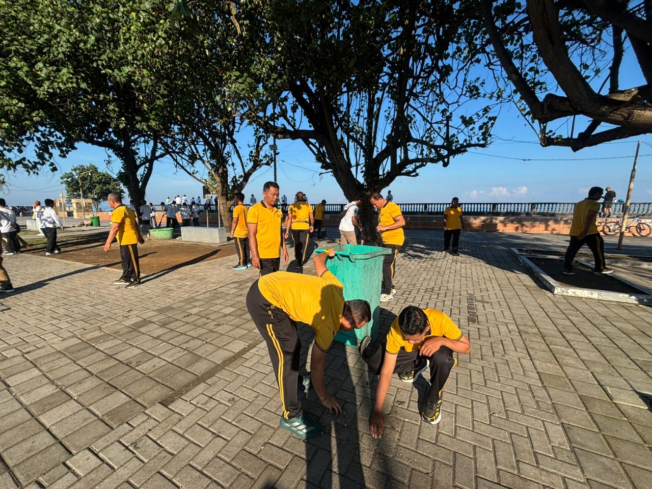 Aksi Bersih Pantai Ampenan Rutin Digelar, Polisi Ajak Warga Jaga Pesisir