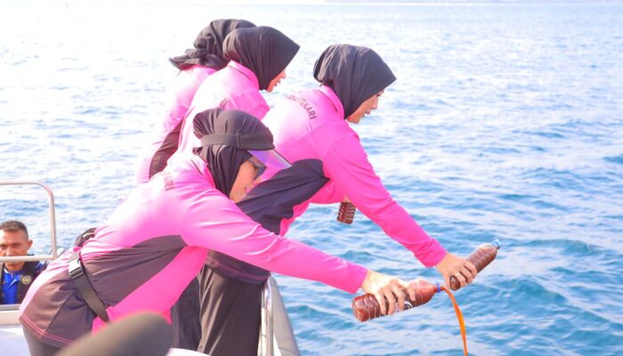 Bhayangkari NTB Tuang 50 Liter Eco-Enzyme di Gili Trawangan, Upaya Nyata Pulihkan Laut dari Polusi