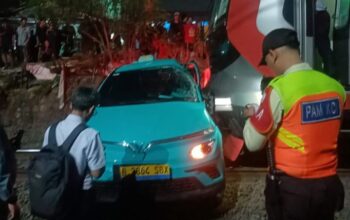 BREAKING: KRL Ditabrak Kereta Jarak Jauh di Bekasi Timur, Gerbong Wanita Ringsek—Penumpang Terjepit