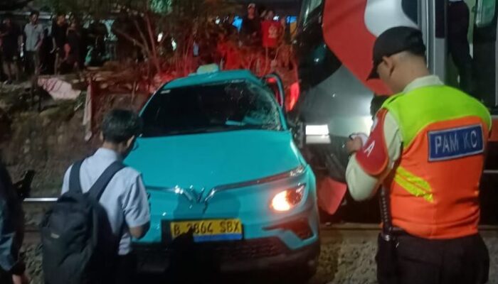 BREAKING: KRL Ditabrak Kereta Jarak Jauh di Bekasi Timur, Gerbong Wanita Ringsek—Penumpang Terjepit