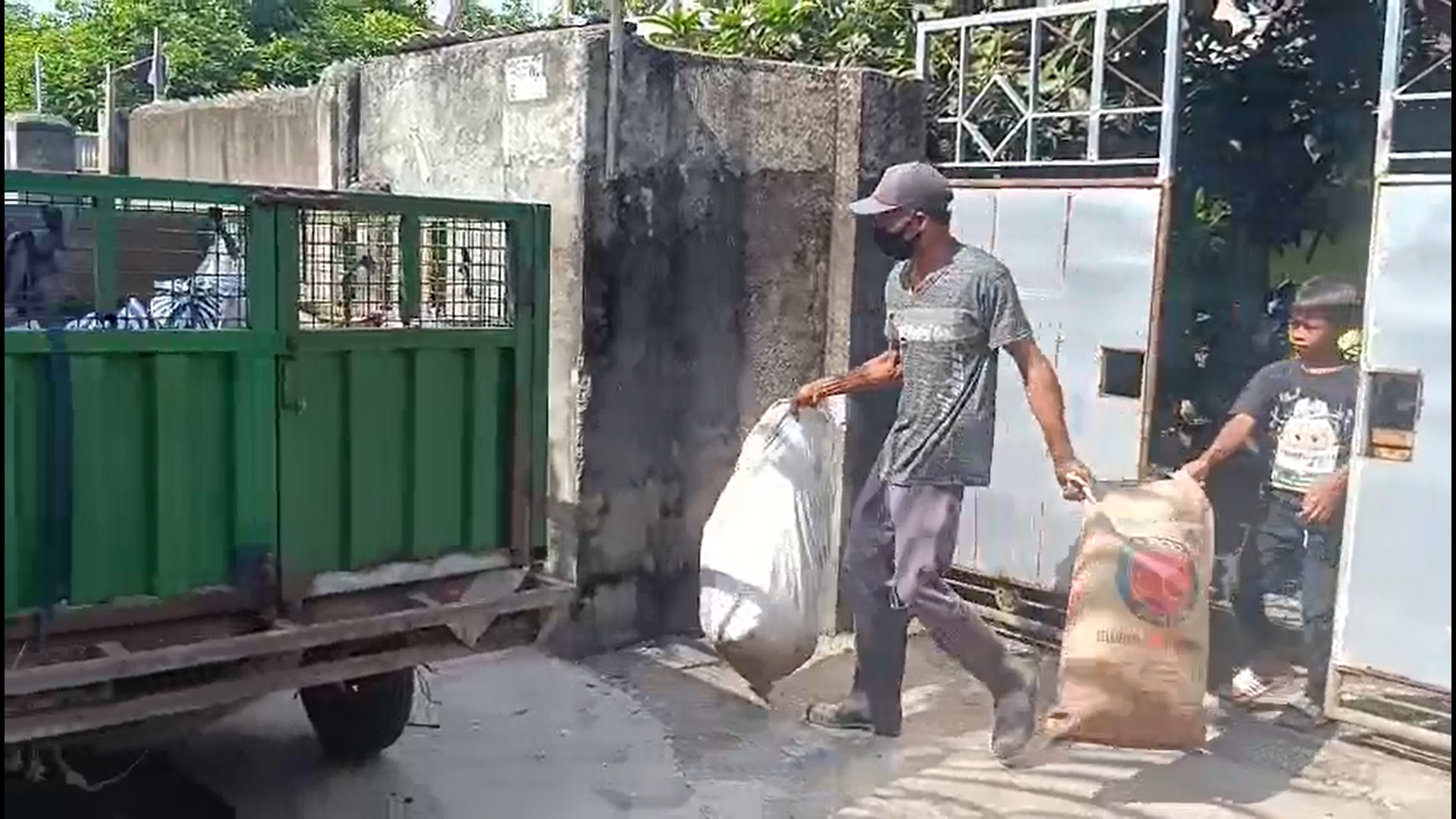 Inspiratif! Mukarram Menabung dari Sampah, Kini Dipanggil ke Tanah Suci