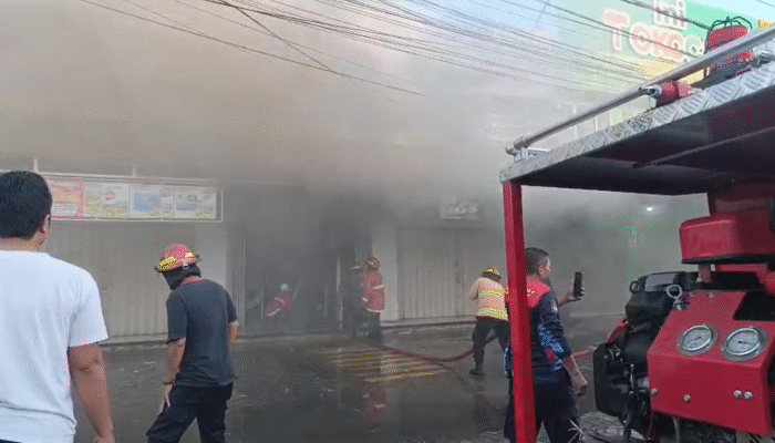 Gerai Indomaret di Mataram Dilalap Api