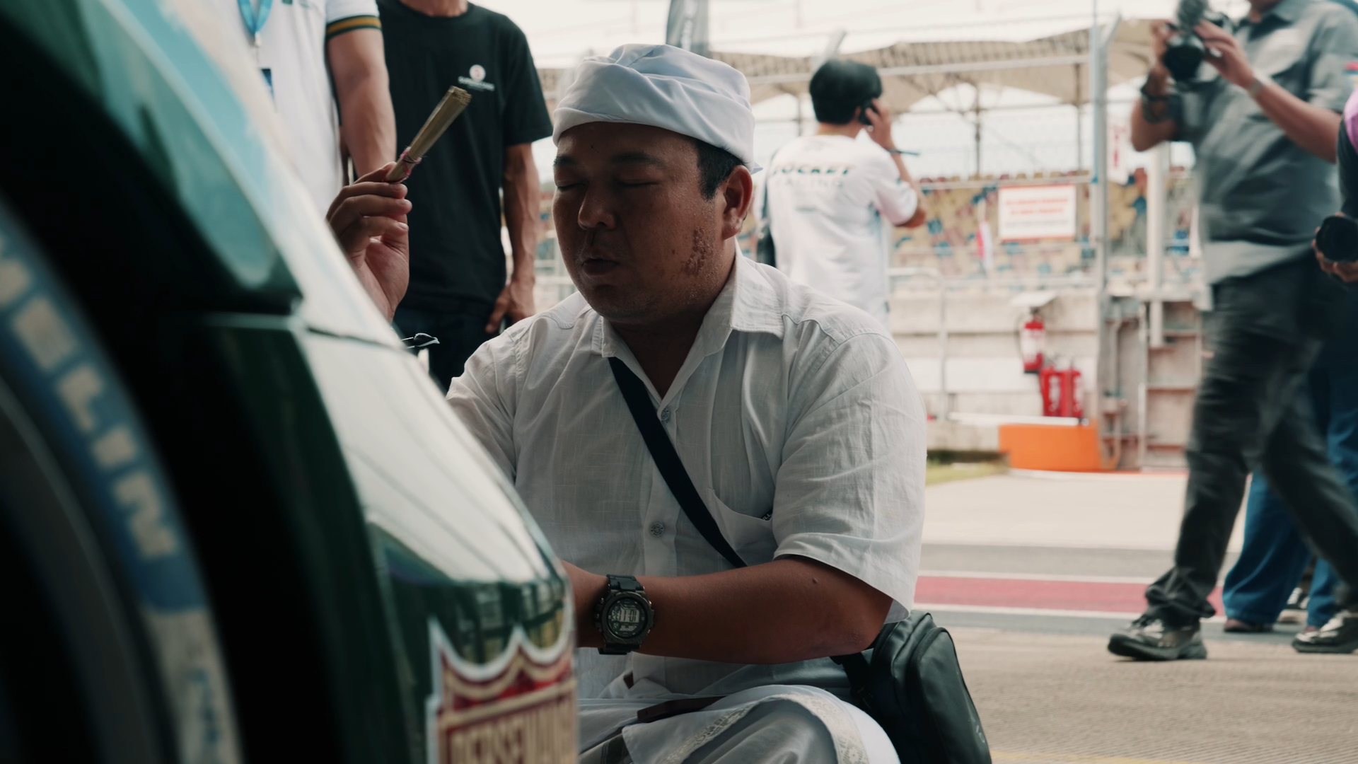 Unik! Rocket Racing Bali Satukan Jiwa Pembalap dan Mobil Lewat Ritual Pejati di Mandalika