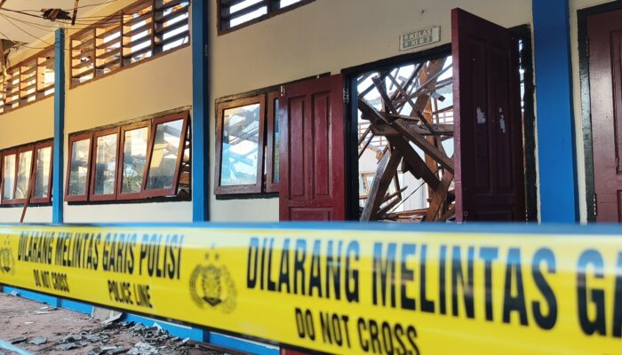 Atap SMA 7 Mataram Ambruk Saat Salat Zuhur, Empat Siswa Terluka