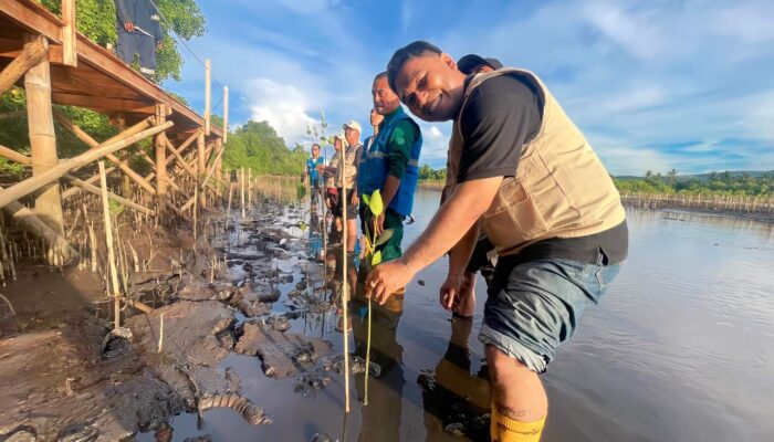 Hari Bumi, PLN Hijaukan Pesisir Sugian