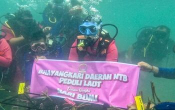 Ketua Bhayangkari NTB Tanam Terumbu Karang di Gili Sudak