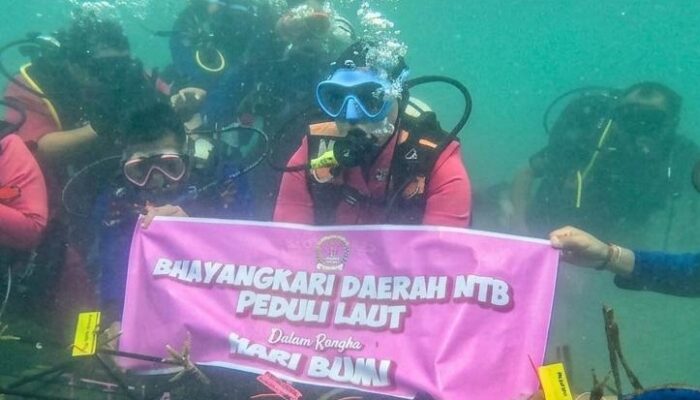 Ketua Bhayangkari NTB Tanam Terumbu Karang di Gili Sudak